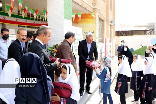 آیین اهدای لوازم‌ التّحریر به دانش‌آموزان با مشارکت بانک ملّت در کرمانشاه