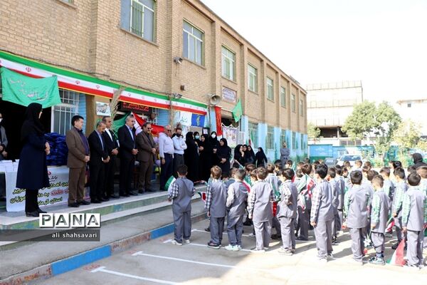 آیین اهدای لوازم‌ التّحریر به دانش‌آموزان با مشارکت بانک ملّت در کرمانشاه