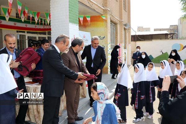 آیین اهدای لوازم‌ التّحریر به دانش‌آموزان با مشارکت بانک ملّت در کرمانشاه