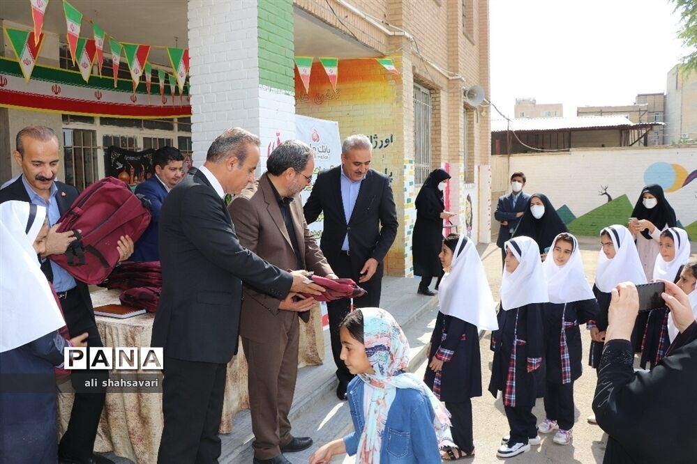 آیین اهدای لوازم‌ التّحریر به دانش‌آموزان با مشارکت بانک ملّت در کرمانشاه