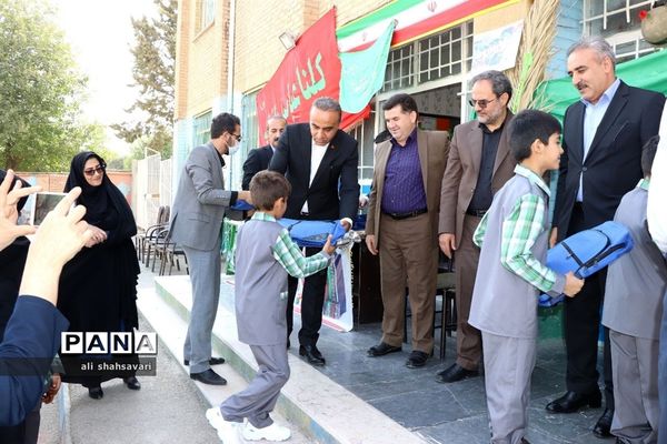 آیین اهدای لوازم‌ التّحریر به دانش‌آموزان با مشارکت بانک ملّت در کرمانشاه