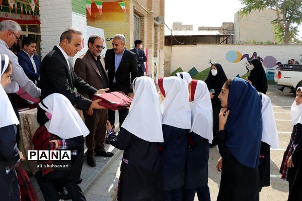 آیین اهدای لوازم‌ التّحریر به دانش‌آموزان با مشارکت بانک ملّت در کرمانشاه