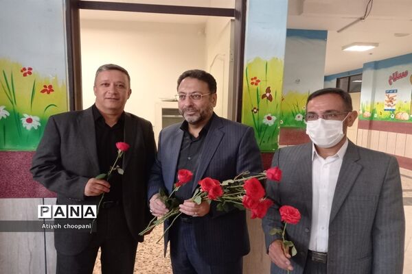 آیین بازگشایی مدارس و زنگ ایثار و مقاومت در دبیرستان شهید افتخاری منطقه ۱۴