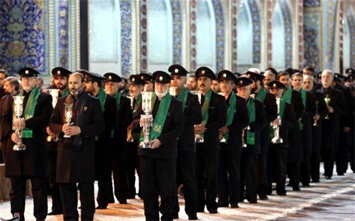 مشاهده راز و نیاز زائر در کنار ضریح امام مهربانی‌ها وصف ناشدنی است