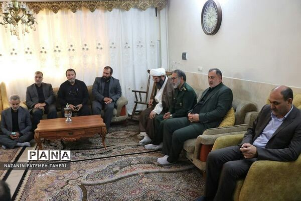 دیدار مسئولان منطقه فشافویه با خانواده شهدابه مناسبت هفته دفاع مقدس
