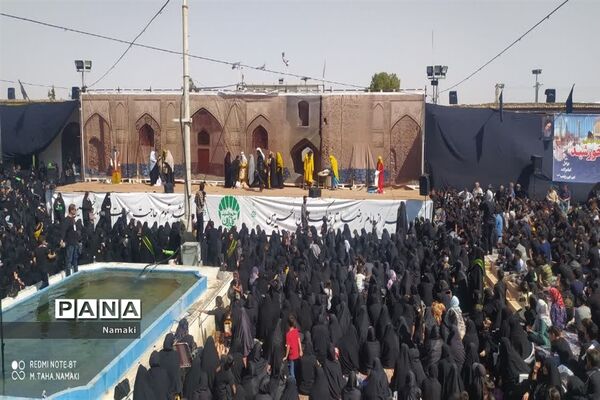مراسم آیینی مذهبی گلباران خورشید در امامزاده بی بی زینب(ع) آران و بیدگل