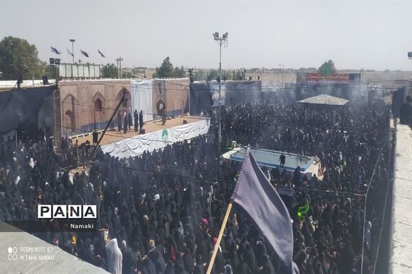 مراسم آیینی مذهبی گلباران خورشید در امامزاده بی بی زینب(ع) آران و بیدگل