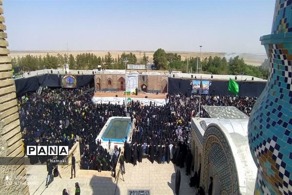 مراسم آیینی مذهبی گلباران خورشید در امامزاده بی بی زینب(ع) آران و بیدگل