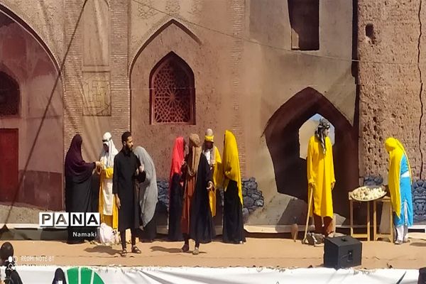 مراسم آیینی مذهبی گلباران خورشید در امامزاده بی بی زینب(ع) آران و بیدگل