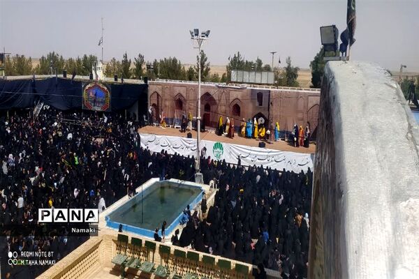مراسم آیینی مذهبی گلباران خورشید در امامزاده بی بی زینب(ع) آران و بیدگل
