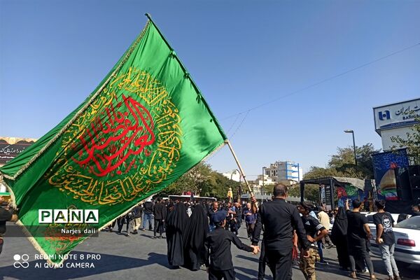 پیاده‌روی زائران امام رضا (ع) به سمت حرم مطهر رضوی