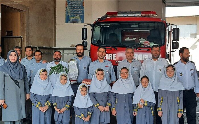 گرامیداشت روز آتش‌نشانی توسط دانش‌آموزان دبستان مزرعه دختران صفادشت