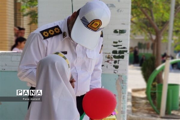 برگزاری جشن عاطفه‌ها و گرامیداشت هفته دفاع مقدس در دبستان مزرعه صفادشت