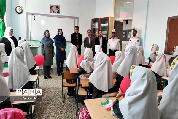 برگزاری جشن عاطفه‌ها و گرامیداشت هفته دفاع مقدس در دبستان مزرعه صفادشت