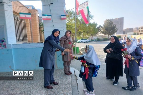 برگزاری جشن عاطفه‌ها و گرامیداشت هفته دفاع مقدس در دبستان مزرعه صفادشت