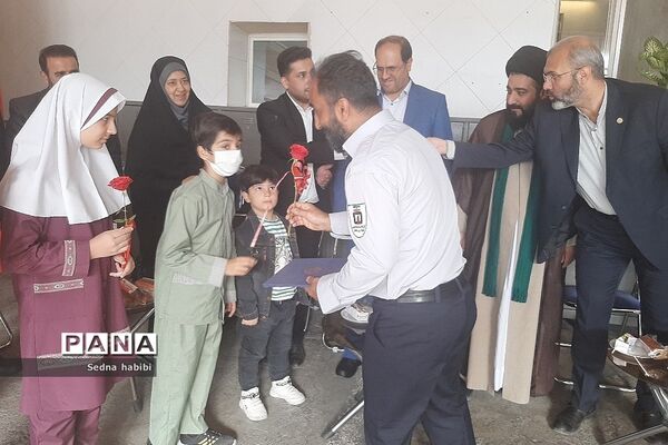 تقدیر از آتش‌نشانان در روز آتش‌نشانی  توسط مسئولان رودهن
