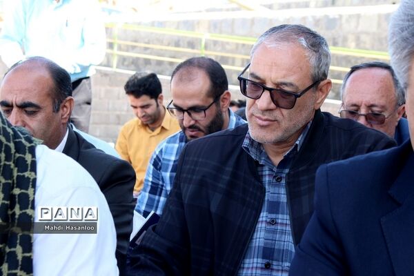 عطرافشانی و قرائت زیارت عاشورا در مزار شهدای گمنام زنجان به‌مناسبت هفته دفاع مقدس