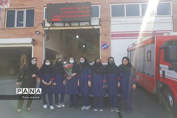 گرامیداشت روز آتش نشانی توسط دانش‌آموزان دبیرستان شهید همت ملارد