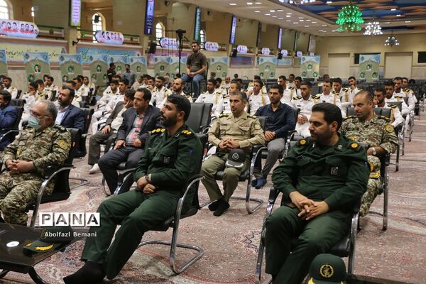 غبارروبی مزار شهدای ارتش با حضور پرسنل نیروی دریایی در قم