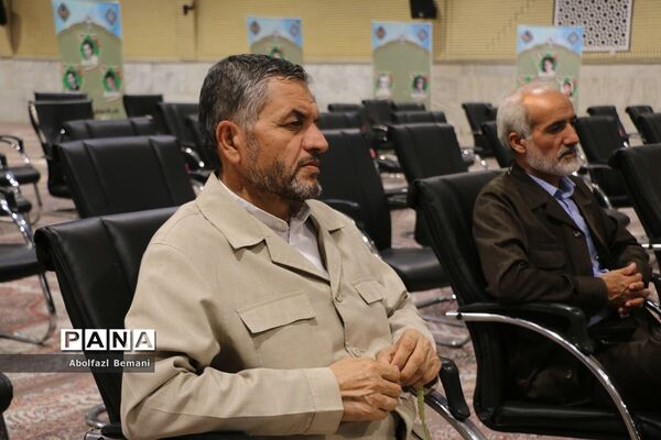 غبارروبی مزار شهدای ارتش با حضور پرسنل نیروی دریایی در قم