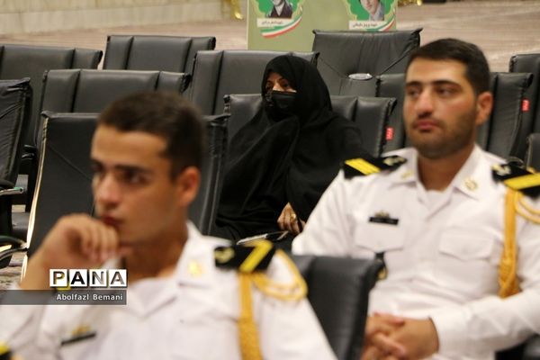 غبارروبی مزار شهدای ارتش با حضور پرسنل نیروی دریایی در قم