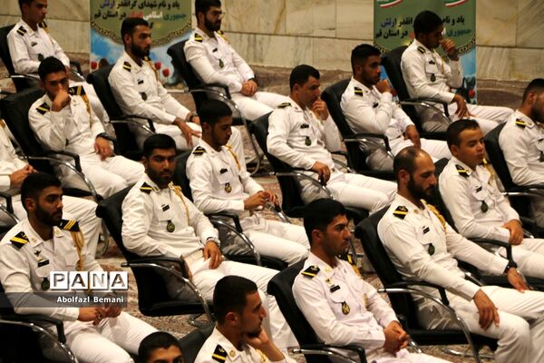 غبارروبی مزار شهدای ارتش با حضور پرسنل نیروی دریایی در قم