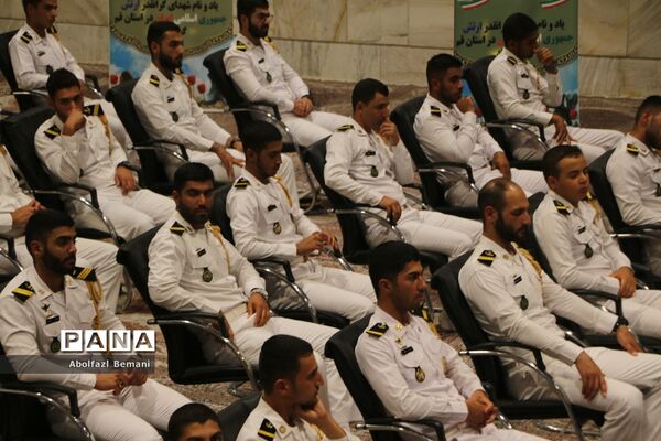 غبارروبی مزار شهدای ارتش با حضور پرسنل نیروی دریایی در قم