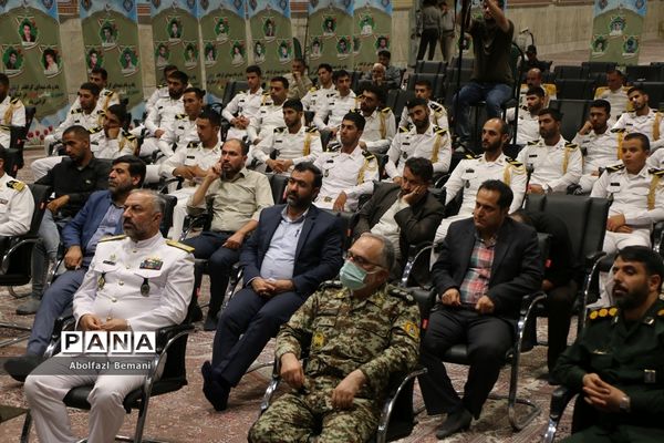 غبارروبی مزار شهدای ارتش با حضور پرسنل نیروی دریایی در قم