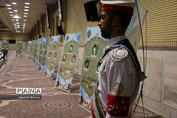 غبارروبی مزار شهدای ارتش با حضور پرسنل نیروی دریایی در قم