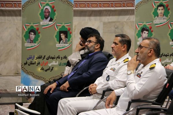 غبارروبی مزار شهدای ارتش با حضور پرسنل نیروی دریایی در قم
