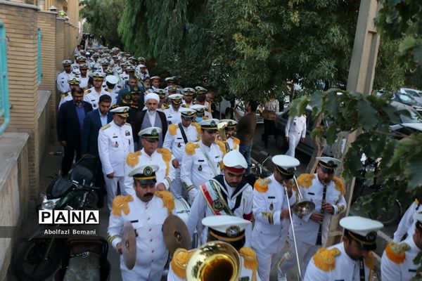 غبارروبی مزار شهدای ارتش با حضور پرسنل نیروی دریایی در قم