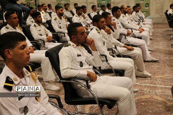 غبارروبی مزار شهدای ارتش با حضور پرسنل نیروی دریایی در قم