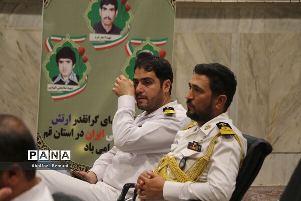 غبارروبی مزار شهدای ارتش با حضور پرسنل نیروی دریایی در قم