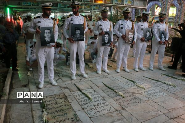 غبارروبی مزار شهدای ارتش با حضور پرسنل نیروی دریایی در قم