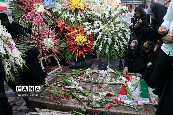 غبارروبی مزار شهدای ارتش با حضور پرسنل نیروی دریایی در قم