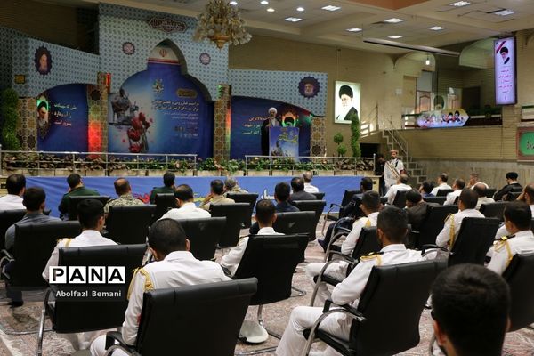 غبارروبی مزار شهدای ارتش با حضور پرسنل نیروی دریایی در قم