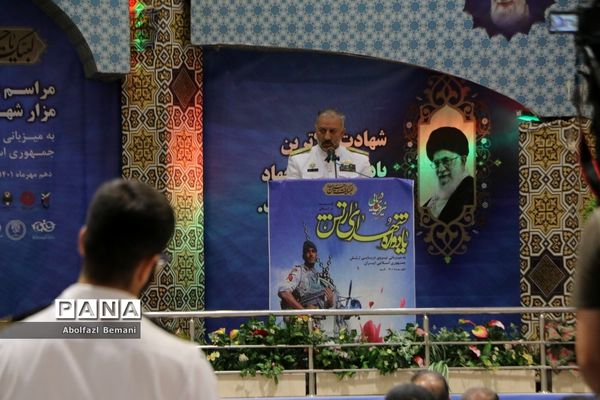 غبارروبی مزار شهدای ارتش با حضور پرسنل نیروی دریایی در قم