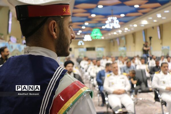 غبارروبی مزار شهدای ارتش با حضور پرسنل نیروی دریایی در قم