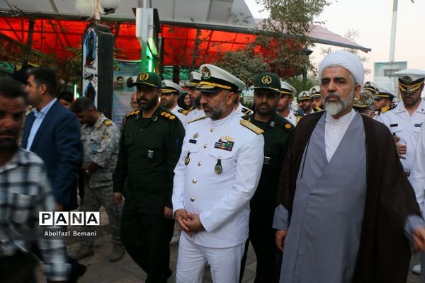 غبارروبی مزار شهدای ارتش با حضور پرسنل نیروی دریایی در قم