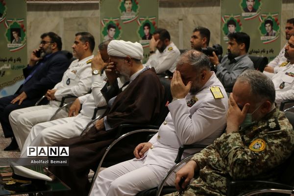 غبارروبی مزار شهدای ارتش با حضور پرسنل نیروی دریایی در قم
