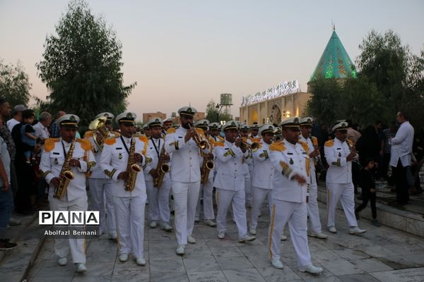 غبارروبی مزار شهدای ارتش با حضور پرسنل نیروی دریایی در قم