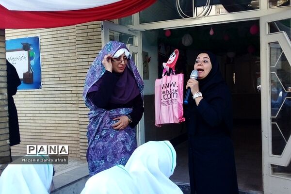 برگزاری مراسم گرامیداشت روز سالمند در مدارس رودهن
