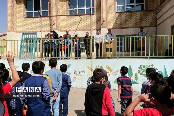 روزی شاد و هیجانی با حضور کارکنان آتش‌نشانی و‌ نیروی انتظامی در دبستان ایمان رودهن