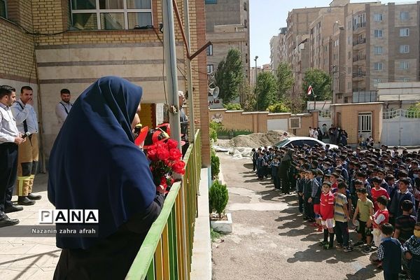 روزی شاد و هیجانی با حضور کارکنان آتش‌نشانی و‌ نیروی انتظامی در دبستان ایمان رودهن