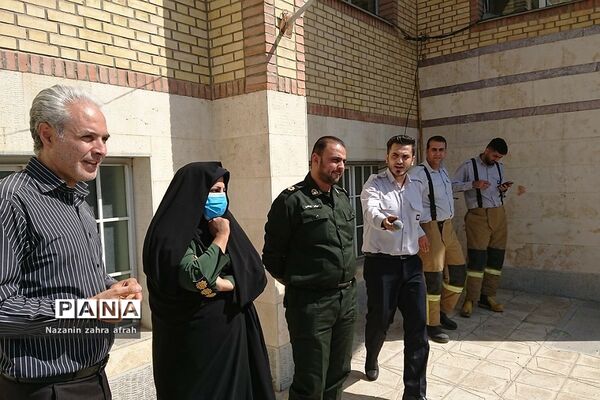 روزی شاد و هیجانی با حضور کارکنان آتش‌نشانی و‌ نیروی انتظامی در دبستان ایمان رودهن