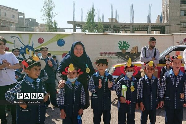 روزی شاد و هیجانی با حضور کارکنان آتش‌نشانی و‌ نیروی انتظامی در دبستان ایمان رودهن