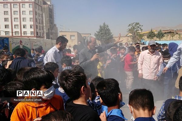 روزی شاد و هیجانی با حضور کارکنان آتش‌نشانی و‌ نیروی انتظامی در دبستان ایمان رودهن