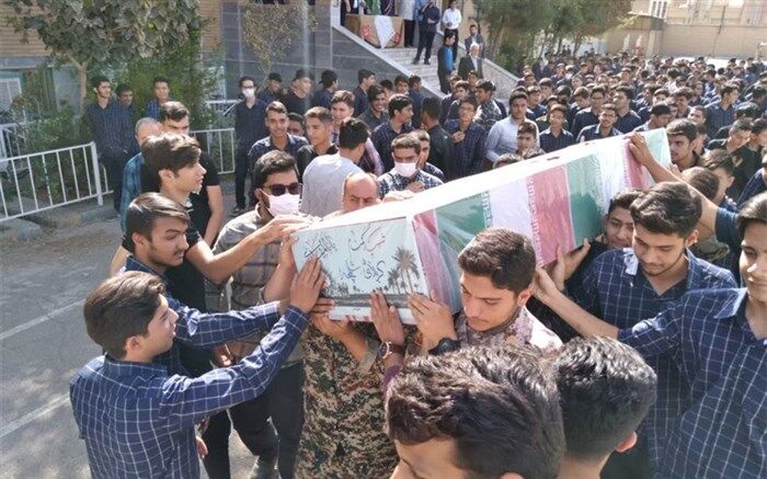 وداع دانش‌آموزان قم با پیکر شهید گمنام
