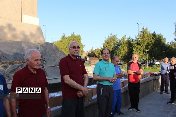 توزیع لوازم‌التحریر توسط ورزشکاران ورزش همگانی به مدارس حاشیه شهر