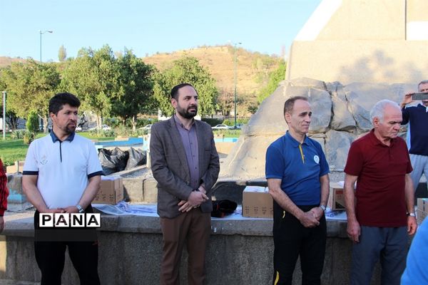 توزیع لوازم‌التحریر توسط ورزشکاران ورزش همگانی به مدارس حاشیه شهر